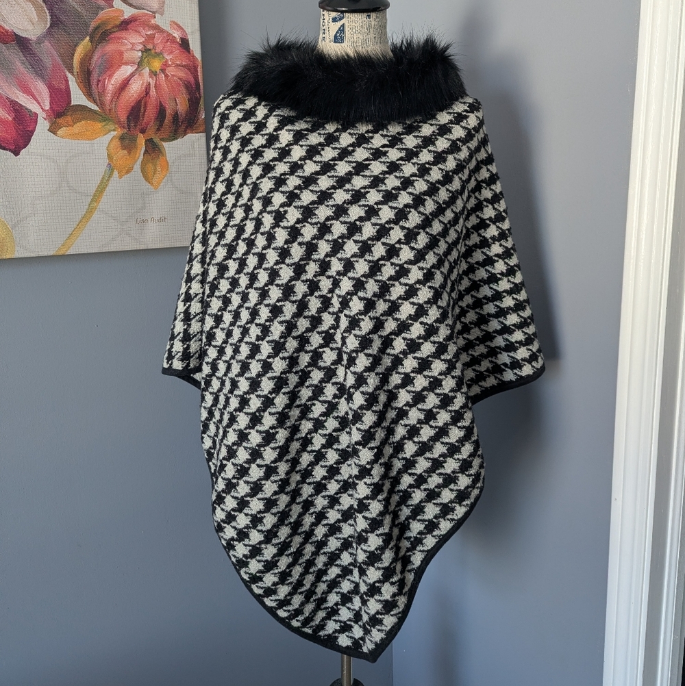 Elegant Houndstooth Poncho with Faux Fur Collar